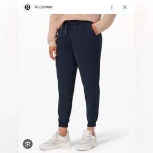 Lululemon Athletica on the fly jogger 28” True Navy